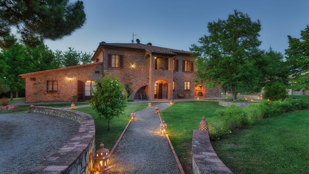 A stone house with a gravel driveway and a well-lit garden at dusk. - Pg-g601-voan6at - Villa Augusto 10 (Piegaro)