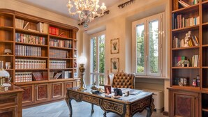A library with bookshelves, a desk, and a chandelier. - Pg-c990-dfio19at - Villa Michelangelo 14 (Corciano)