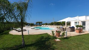 A swimming pool with lounge chairs, a covered patio, and a view of the sea. - Le-c336-sp2140at - Villa Sanssouci 8 (Castrignano del Capo)