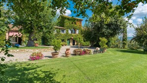 A villa with a well-maintained garden, a patio with outdoor furniture, and a view of the surrounding landscape. - Fi-m408-snoc0at - Casabianca 12 (Barberino Tavarnelle)