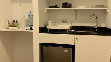 Tetera/pava eléctrica, tostadora, utensilios de cocina