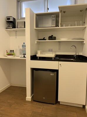 Chaleira elétrica, torradeira, talheres/pratos/utensílios de cozinha