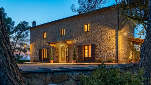 A stone building with a central entrance, multiple windows, and a stone pathway leading to the entrance. - Masso Delle Fanciulle 14 (Pomarance)