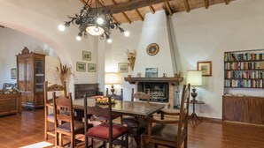 Ein gemütliches Wohnzimmer mit Kamin, Holzmöbeln und einer Bücherwand.