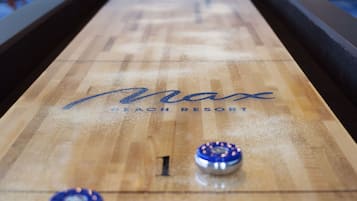 Una mesa de shuffleboard con los números 1 y 2 a la vista, y el nombre 'Beach Resort' escrito en ella.