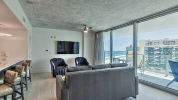 1 Bedroom Ocean View Residence | Wohnbereich | 65-Zoll-Flachbildfernseher mit Kabelempfang, Fernseher