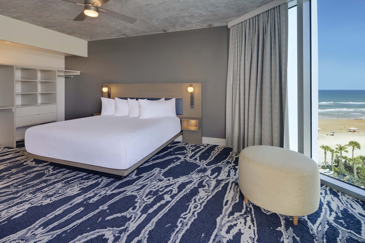 2 Bedroom Ocean & City South View Residence | Luxe beddengoed, donzen dekbedden, een kluis op de kamer