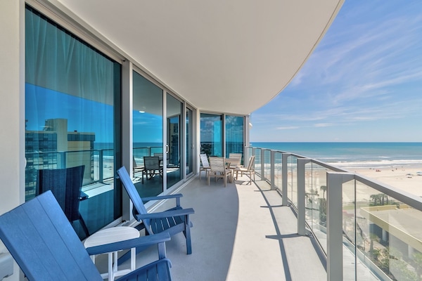 2 Bedroom Ocean & City South View Residence | Terassi/patio