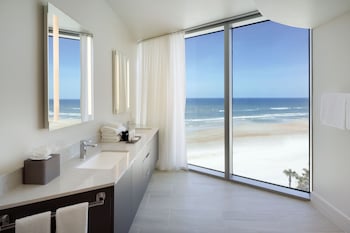 3 Bedroom Oceanfront Residence | Bathroom | Hair dryer, towels at Max Beach Resort