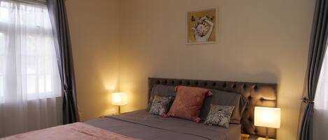 2 sovrum, skrivbord, strykjärn/strykbräda och resesäng