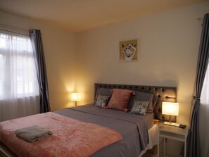 2 habitaciones, escritorio y tabla de planchar con plancha 