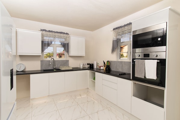 Refrigerador, microondas, horno y parrilla de estufa