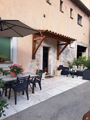 Outdoor dining - Large studio with mezzanine and 2 beds (Carros)