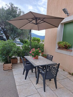 Outdoor dining - Large studio with mezzanine and 2 beds (Carros)