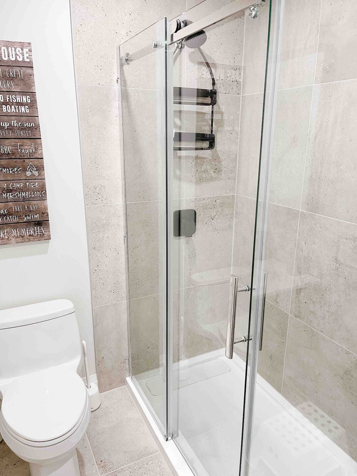 Douche, sèche-cheveux, savon, papier toilette