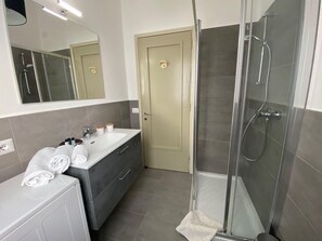 Luxury Apartment | Bathroom | Shower, free toiletries, hair dryer, bidet - Riverview Luxury Flat (Verona)