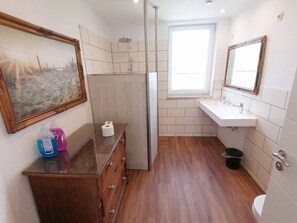 Dusche, Haartrockner, Handtücher, Seife