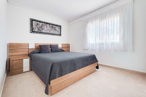 1 chambre, fer et planche à repasser, accès au Wi-Fi (inclus)