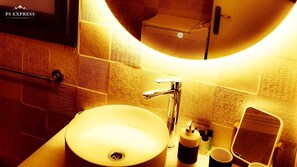 Een douche, een haardroger, een bidet, handdoeken