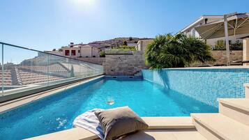 Una piscina al aire libre, una piscina climatizada