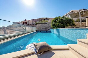 Una piscina al aire libre, una piscina climatizada