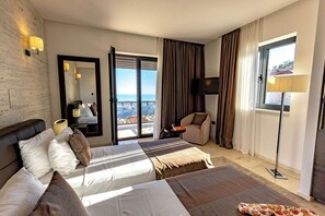 3 chambres, coffres-forts dans les chambres, fer et planche à repasser