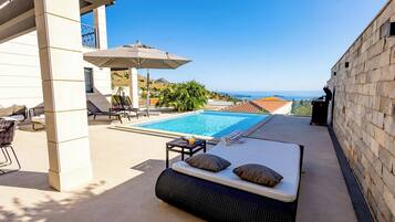 Una piscina al aire libre, una piscina climatizada