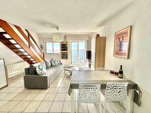 Dining - Feet in the water, breathtaking 180° sea view! (Port-Louis)