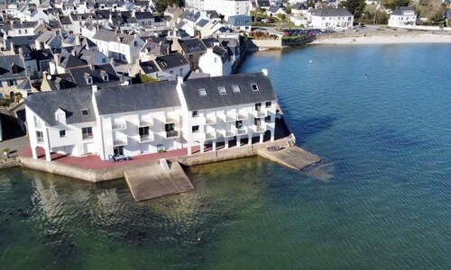 Les pieds dans l'eau, vue mer imprenable à 180° !