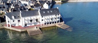 Feet in the water, breathtaking 180° sea view!