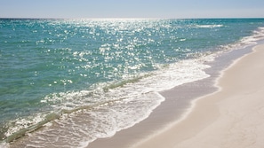 Casa, varias camas (Sweet Retreat - 95 Sweet Breeze Drive) | Playa | Ubicación a pie de playa