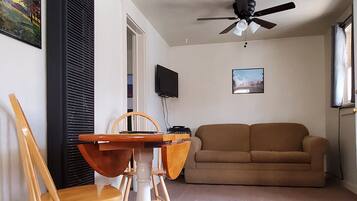 مكتب وواي فاي مجانًا وملاءات أسرّة