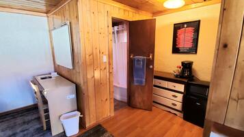 مكتب وواي فاي مجانًا وملاءات أسرّة