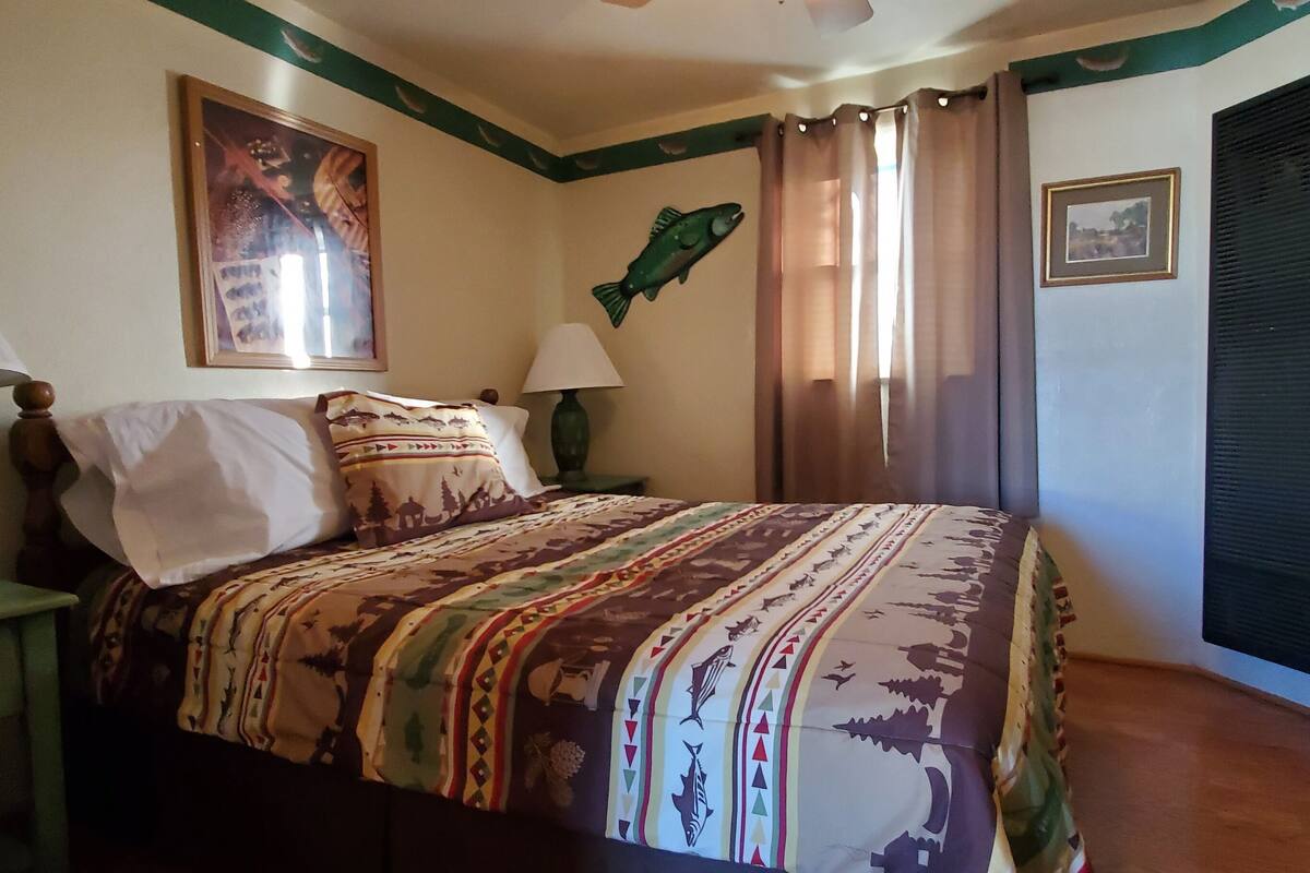 Standard Room with Queen and Double beds | Desk, free WiFi, bed sheets