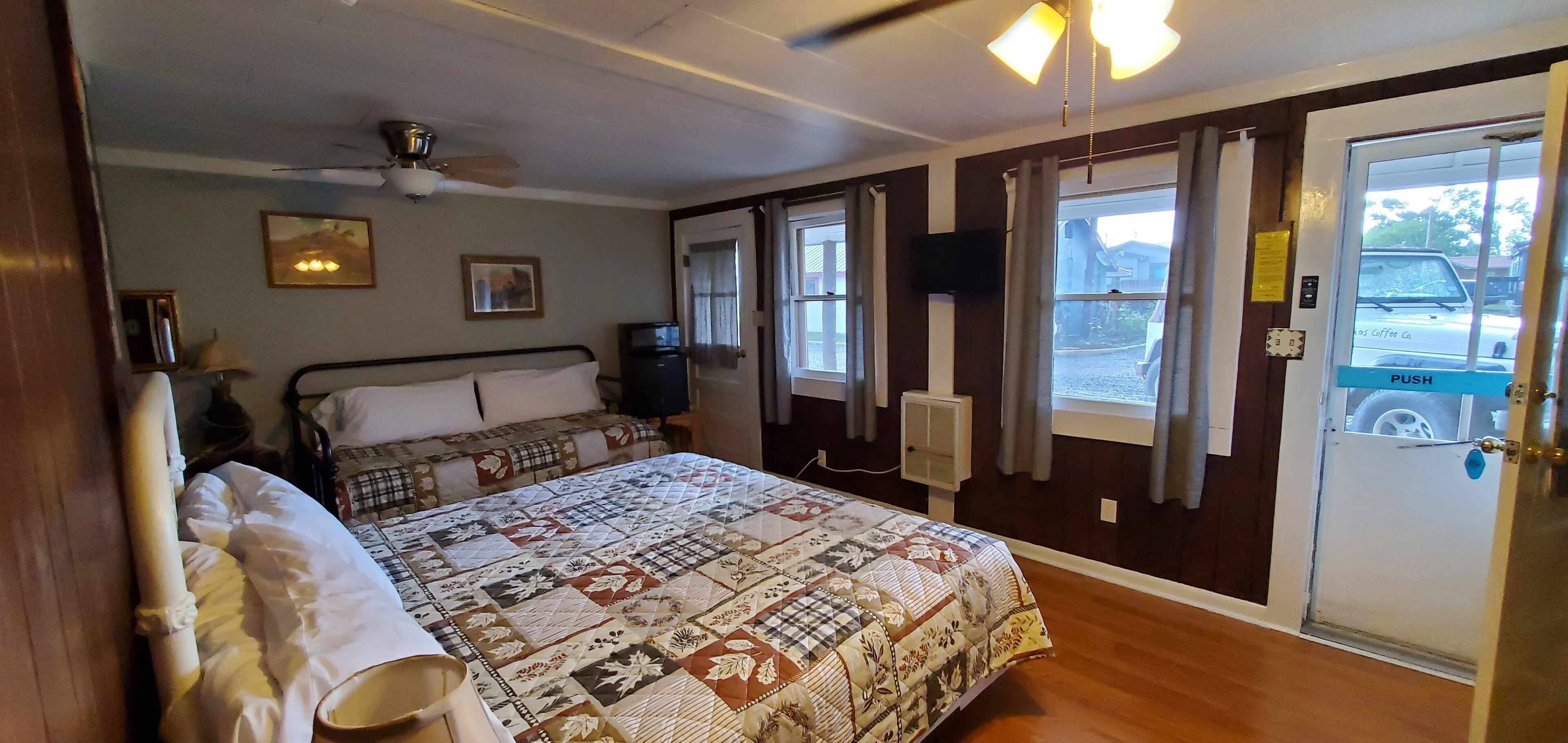 Standard Room with King and Daybed | Desk, free WiFi, bed sheets