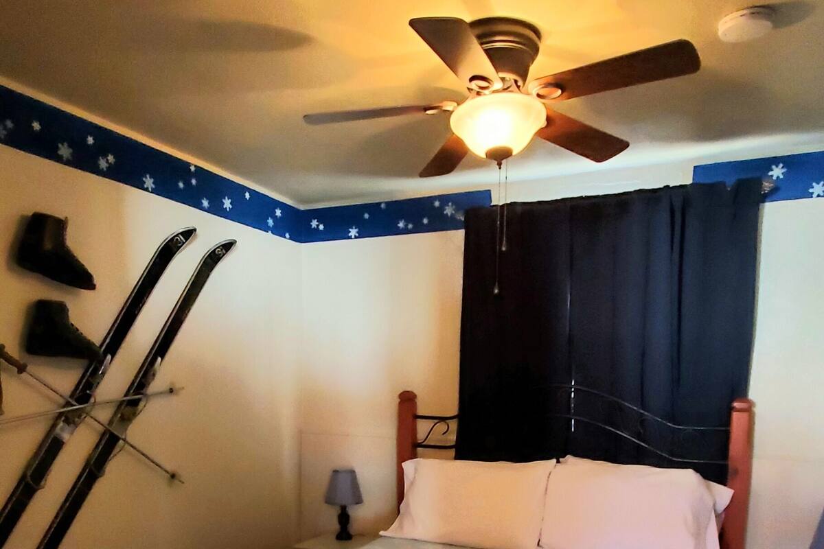 Standard Room with Queen bed | Desk, free WiFi, bed sheets