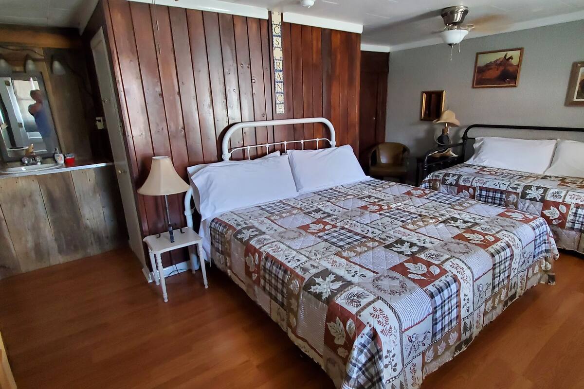 Standard Room with King and Daybed | Desk, free WiFi, bed sheets