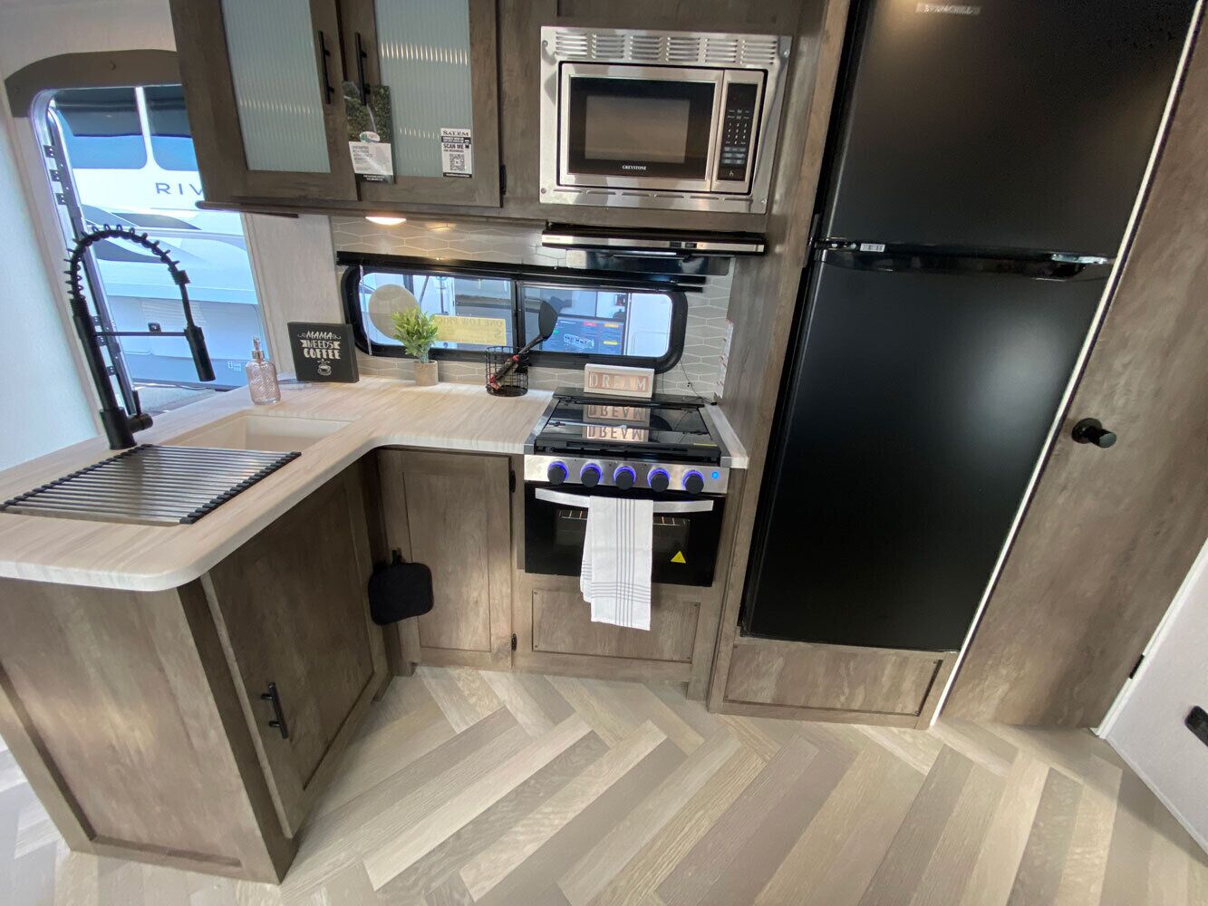 New 2022 Glamper on Lake Poygan with boat slip available to rent