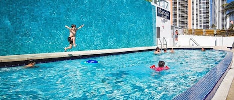 Utomhuspool och uppvärmd pool