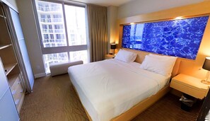 1 dormitorio, caja fuerte, escritorio y tabla de planchar con plancha