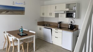 Kaffetrakter/tekoker, kjøleskap, mikrobølgeovn og kokeplater