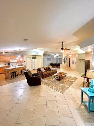 1 Story 5 Bedroom, RV Parking, Hot Spa, Must See Strip View!