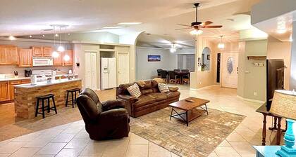 1 Story 5 Bedroom, RV Parking, Hot Spa, Must See Strip View!