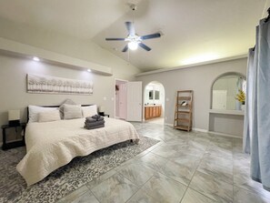 5 habitaciones, escritorio y tabla de planchar con plancha 