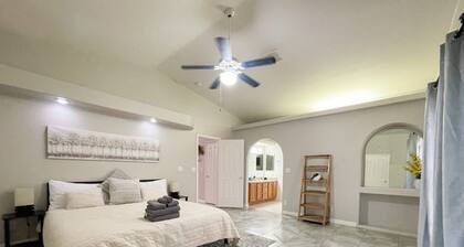 1 Story 5 Bedroom, RV Parking, Hot Spa, Must See Strip View!