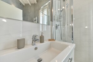 Douche, sĂšche-cheveux, bidet, serviettes fournies
