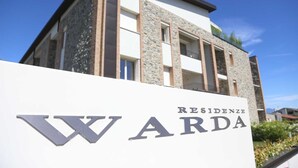 Un immeuble sur lequel on peut lire l’inscription « RESIDENZE WARDA ».