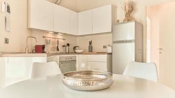 KĂŒhlschrank, Ofen, Herdplatte, GeschirrspĂŒler