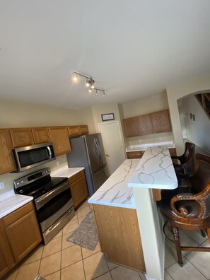 Køleskab, mikrobølgeovn, ovn, kogeplade