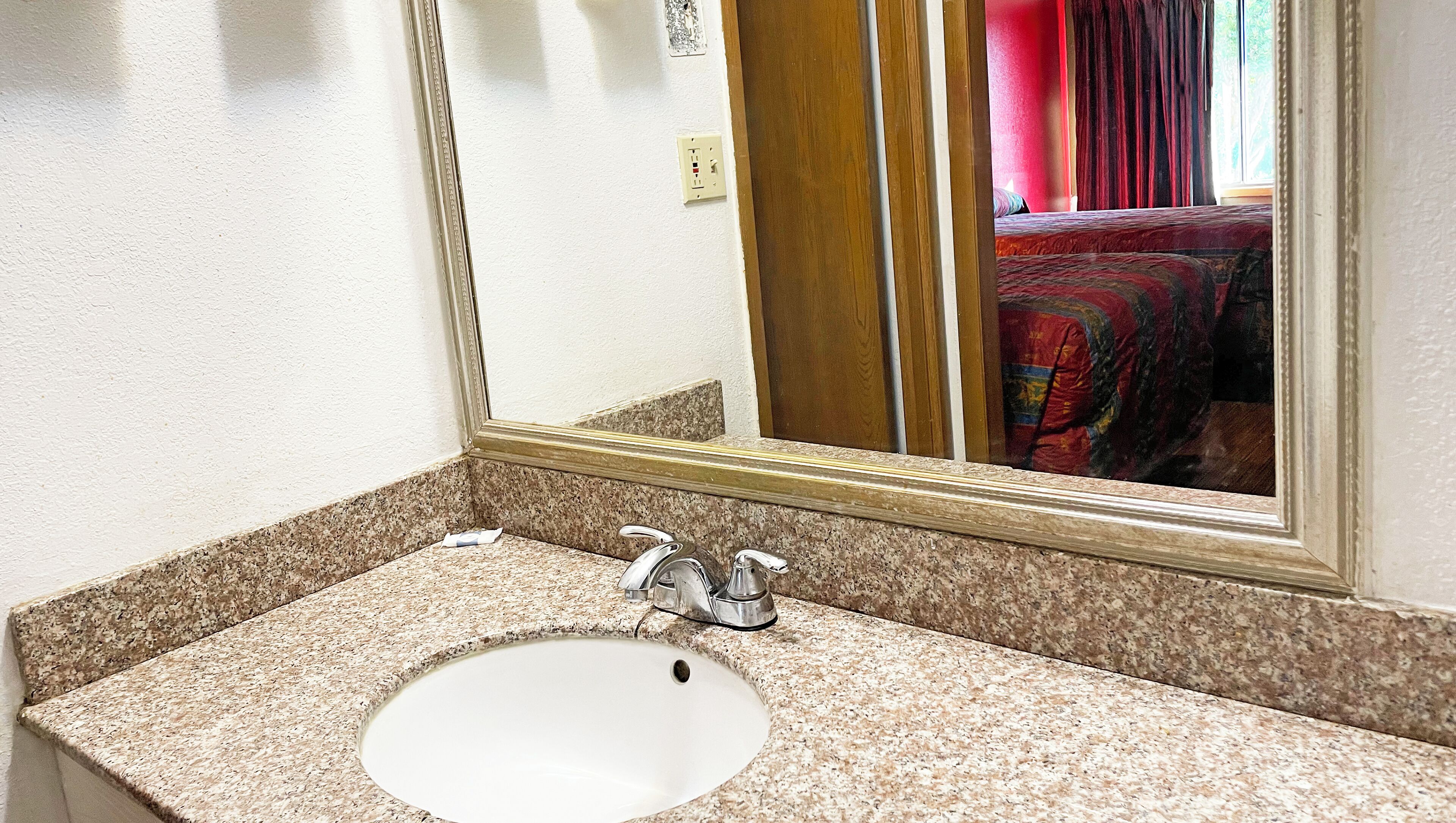 Combined shower/tub, towels